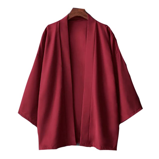 camisas tipo kimono japonesas para hombre, informales, de punto abierto, ligeras, tipo yukata, cárdigan negro de moda, manga 3/4, ropa exterior para vacaciones de verano. Cárdigan kimono rojo, vista frontal centrada con apertura frontal sin cierre, silueta recta y mangas 3/4 amplias; paño fino de poliéster con caída suave y costuras visibles en el dobladillo; colgado en percha sobre fondo blanco, ideal para uso casual en primavera y verano o como capa ligera para la playa y vacaciones.