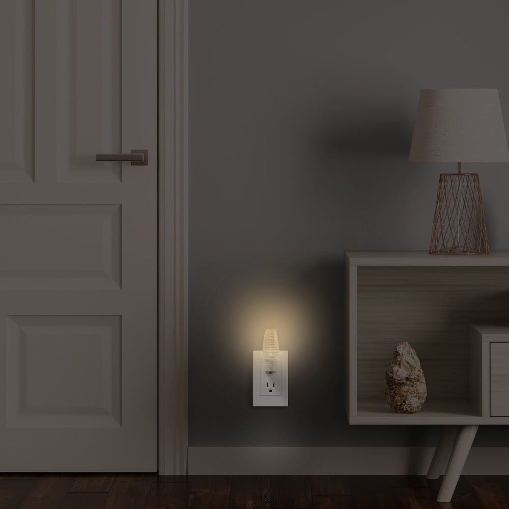 Globe Electric White Manual on/off Switch LED Plug-in Night Light