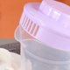 thumbnail image 4 of EeaseMX Jarra de agua fría de plástico resistente a altas temperaturas, con gran capacidad para almacenar leche de soja, jugo y té perfumado, 2 l (morado)., 4 of 7