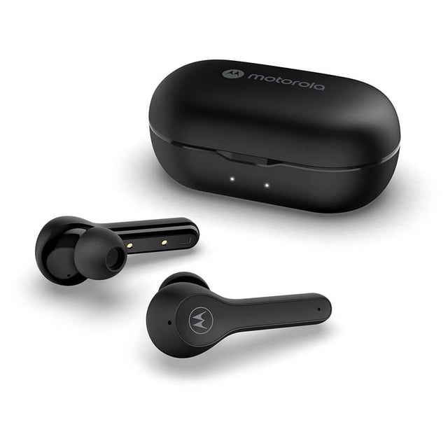 audífonos motorola moto buds 085 negro audífonos true wireless con estuche de carga ovalado; vista 3/4 frontal que muestra dos auriculares tipo bastón en negro con puntas de silicón, logo Motorola en cada unidad, contactos de carga visibles y superficie de control táctil; fondo blanco, a menudo usados como audífonos deportivos y para llamadas manos libres.