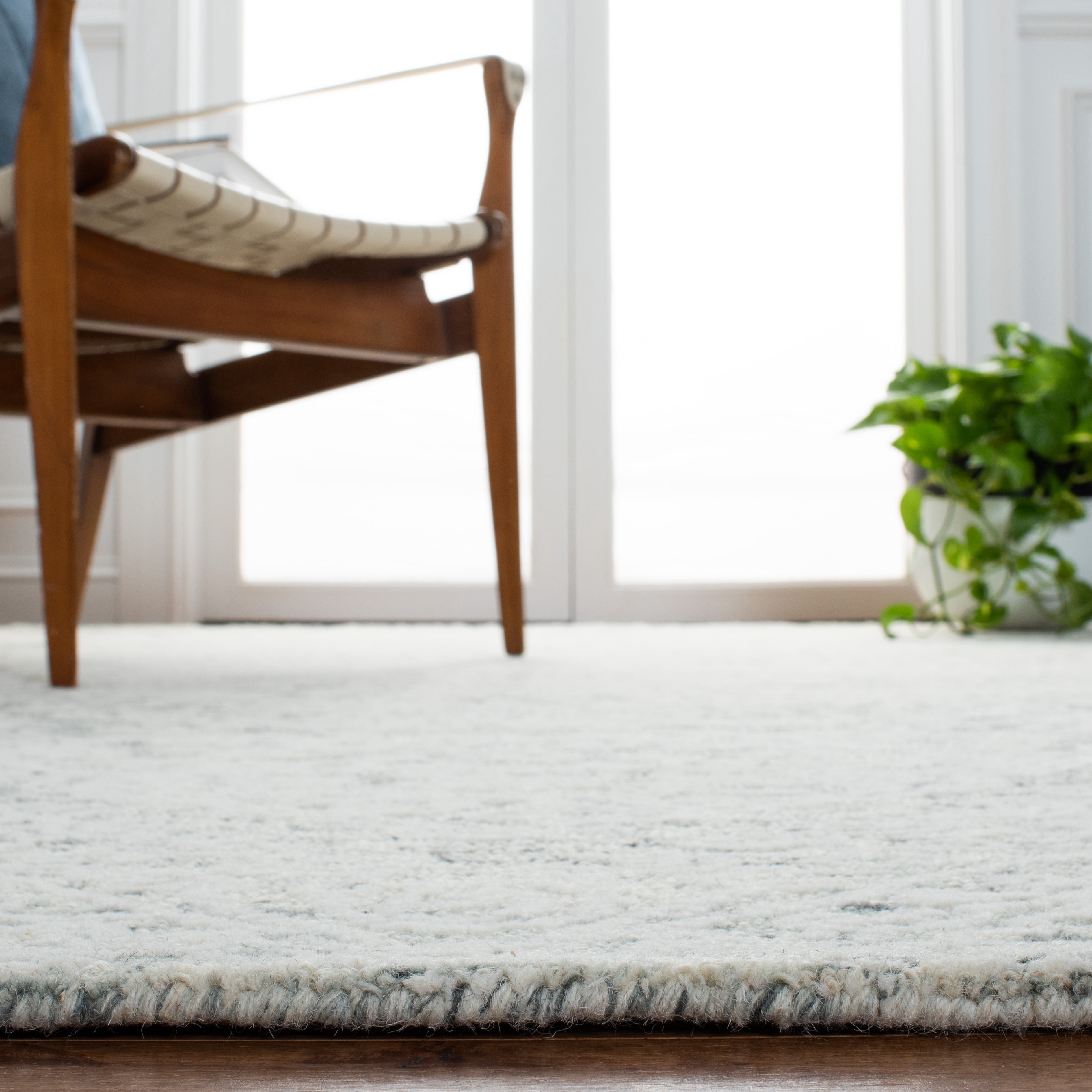 SAFAVIEH Metro Alaois Medallion Area Rug, Dark Grey/Ivory, 6' x 6' Round