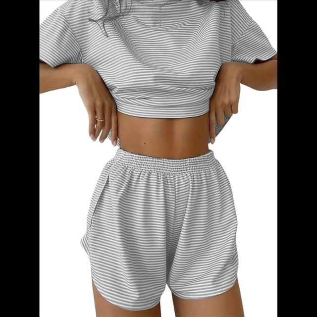 Pijama de Rayas para Mujer, Conjunto de Dos Piezas, Camiseta con Estampado de Rayas y Hombros Caídos, Pantalones Cortos Cruzados con Abertura. Gris XL