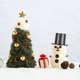 thumbnail image 4 of Set de 320 piezas de adornos navideños de muñeco de nieve para armar: botones para nariz de muñeco de nieve y mini sombreros negros., 4 of 7