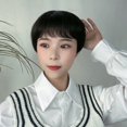 thumbnail image 3 of Peluca de mujer de pelo corto con cubierta de cabeza completa con fibra química, cubierta de cabeza de pelo corto y liso, cubierta de cabello de madre de mediana edad natural y esponjosa, 3 of 5