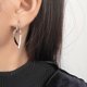 thumbnail image 4 of Pendientes de amor con viento frío, aretes sencillos con placa de incienso para mosquitos integrada, clip para la oreja, sin orificios para las orejas, pendientes colgantes traseros para mujer, 4 of 6