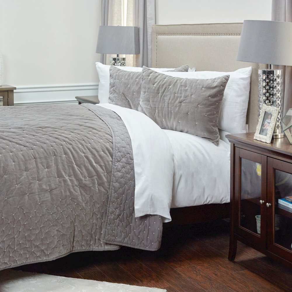 HomeRoots 480109 Grey Queen Size 100 Percent Cotton 300 Thread Count Dry Clean Only Down Alternative Comforter