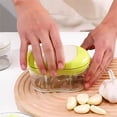thumbnail image 4 of Prensa de ajo, picadora manual con recipiente transparente, agarre antideslizante y diseño fácil de limpiar para cocinar sin esfuerzo, ideal para cocinas domésticas, camping y autocaravanas., 4 of 9