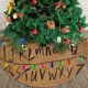 thumbnail image 3 of Falda para árbol de Navidad Strang-Er Thin-Gs, suave y divertida, con diseño de feliz Navidad, decoración navideña de estilo rústico, 36", 3 of 4