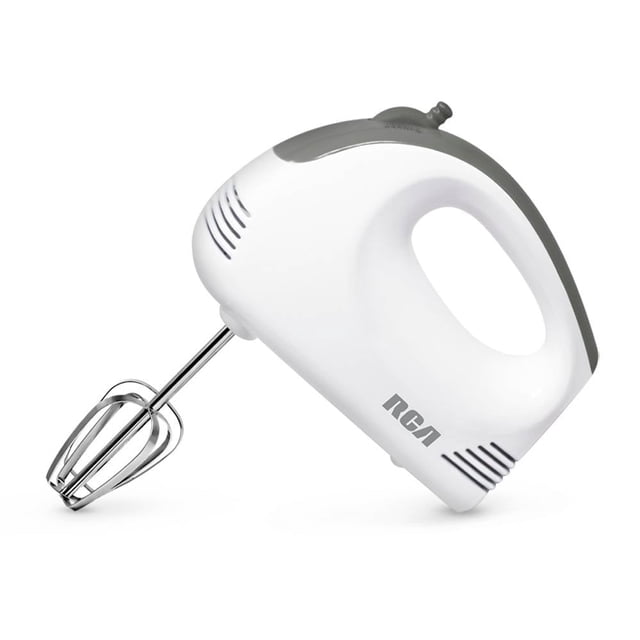 batidora de mano rca rc-094 blanca, batidora manual electrodoméstico de cocina en vista lateral 3/4 con mango ergonómico, carcasa de plástico blanco y detalles en gris, logo RCA, control superior de 5 velocidades, botón de expulsión y aspas metálicas desmontables. También suele usarse para montar claras o preparar salsas ligeras.