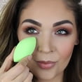 thumbnail image 2 of Esponja de maquillaje batidora Beauty Junkees, ovalada, verde, sin látex, 2 of 9