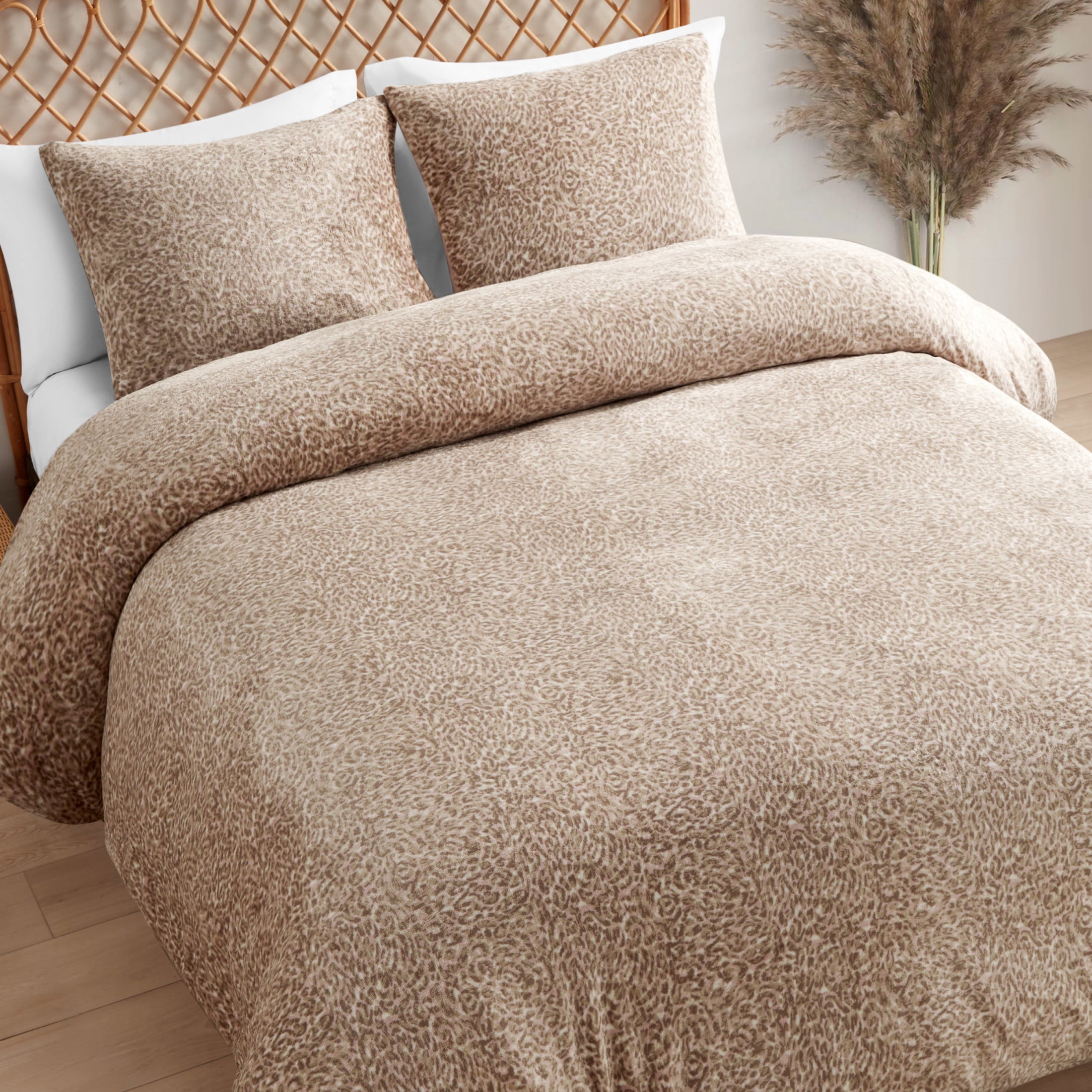 Jessica Simpson Blush Pink Leopard Printed Plush Comforter Set Twin/Twin XL Size - 2 Piece Set
