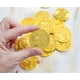 thumbnail image 4 of Bolsa de monedas conmemorativas chapada en oro de 20 unidades con funda, 4 of 7