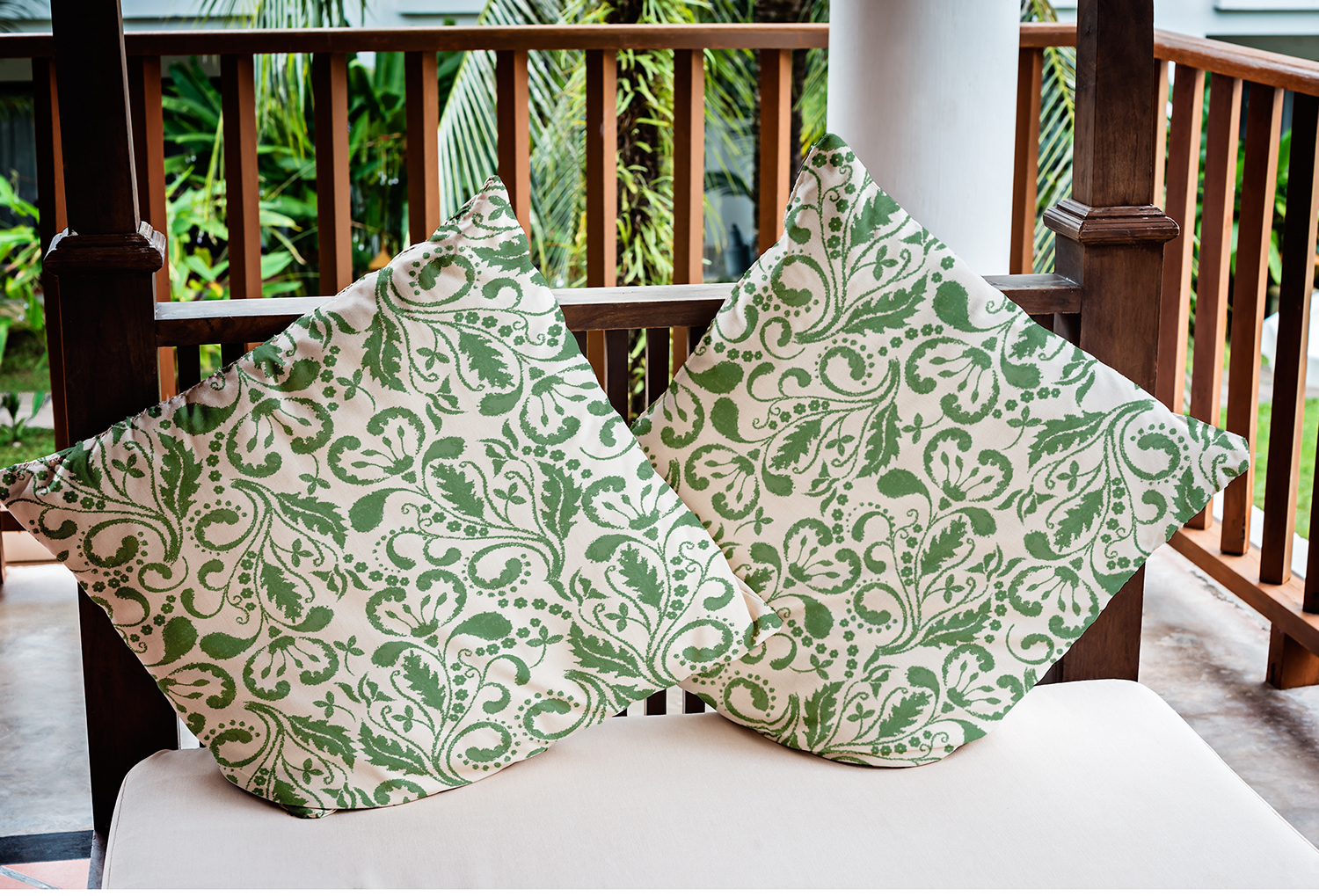 20" x 20" Simply Daisy Aurora Indoor/Outdoor Polyester Throw Pillow, Green Qty 1