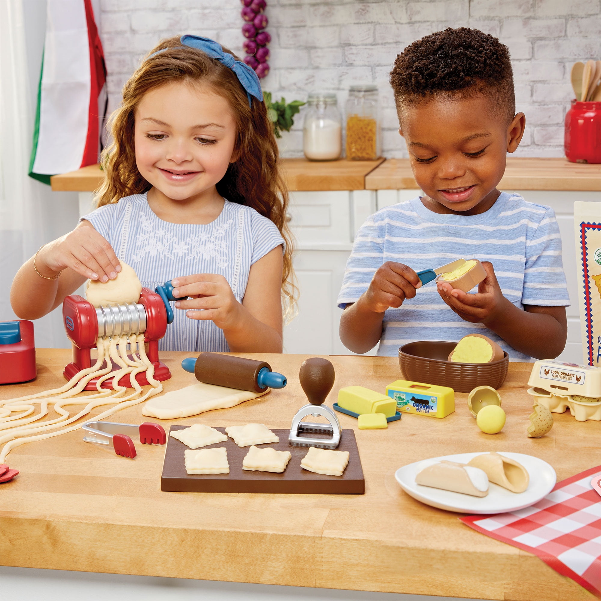 Little Tikes Creative Chefs Italian Restaurant Kit with 33 Accessories, Pretend Play Cooking Set, for Boys and Girls Ages 3+ Years