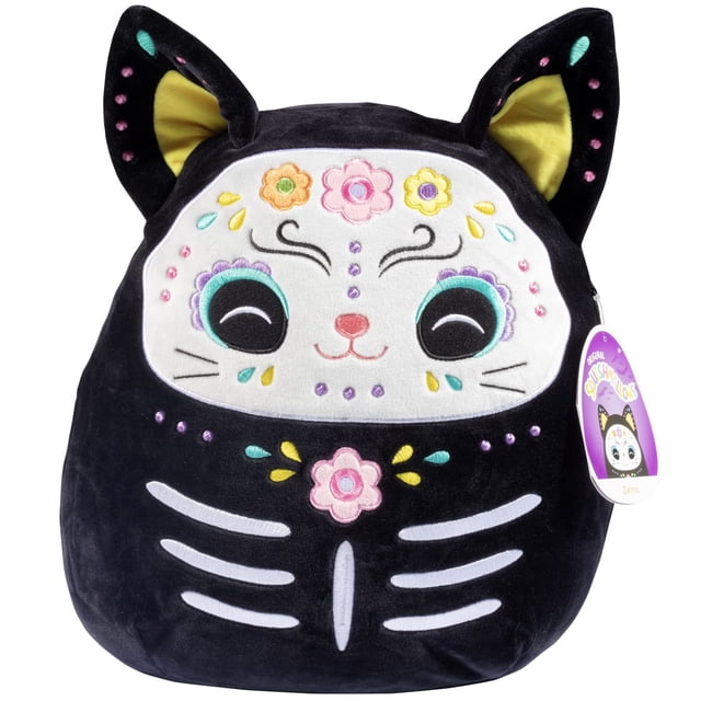 peluche squishmallows original zelina day of the dead cat 30 cm Vista frontal: peluche redondeado de 30 cm con felpa negra y panel facial blanco bordado; ojos grandes turquesa y negro, nariz rosa, flores bordadas en frente y pecho, detalles de huesos blancos en la parte inferior, orejas con forro amarillo y etiqueta oficial Squishmallows en el costado. Adecuado como peluche coleccionable y compañero de abrazos.