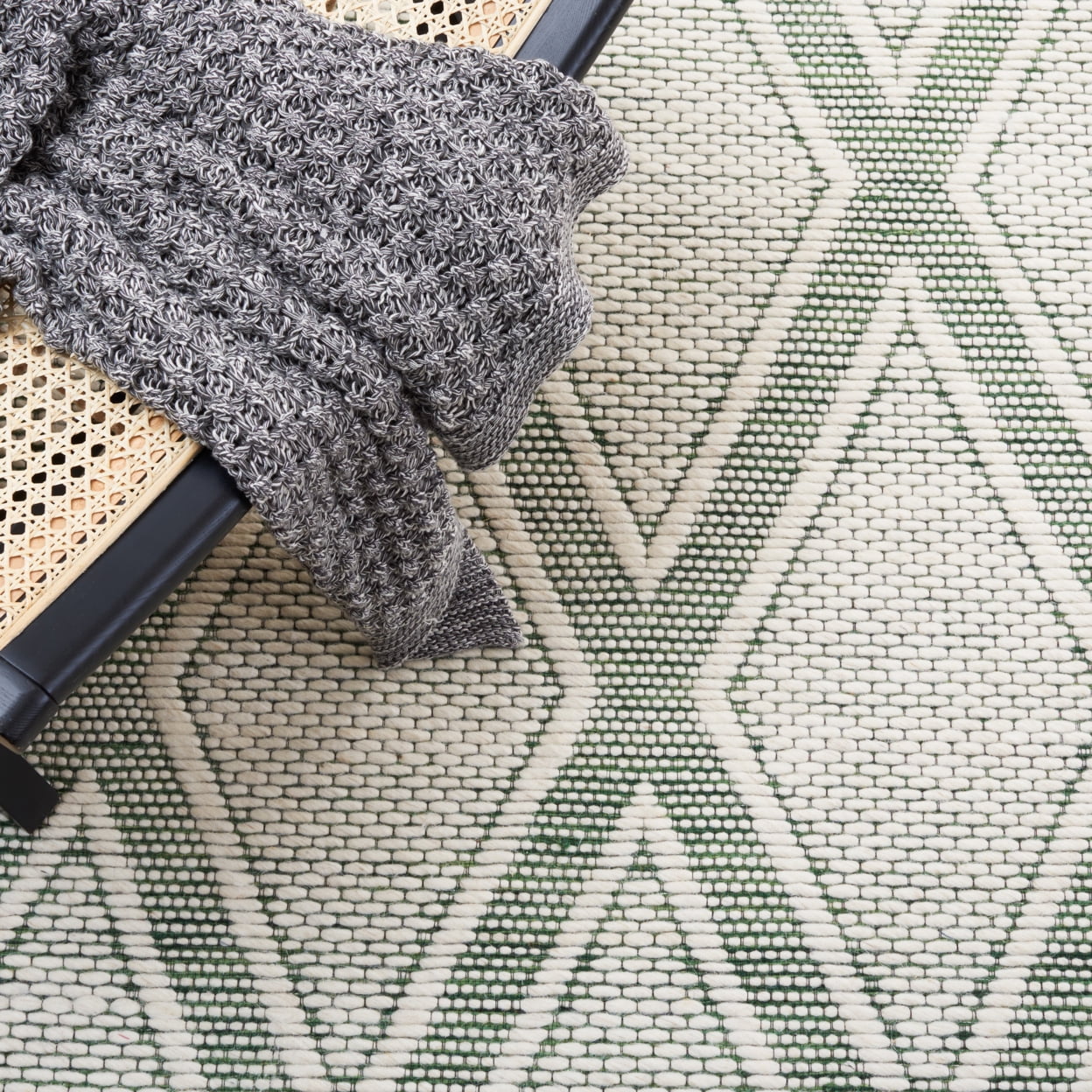 SAFAVIEH Marbella Asa Diamond Area Rug, Green/Ivory, 5' x 8'