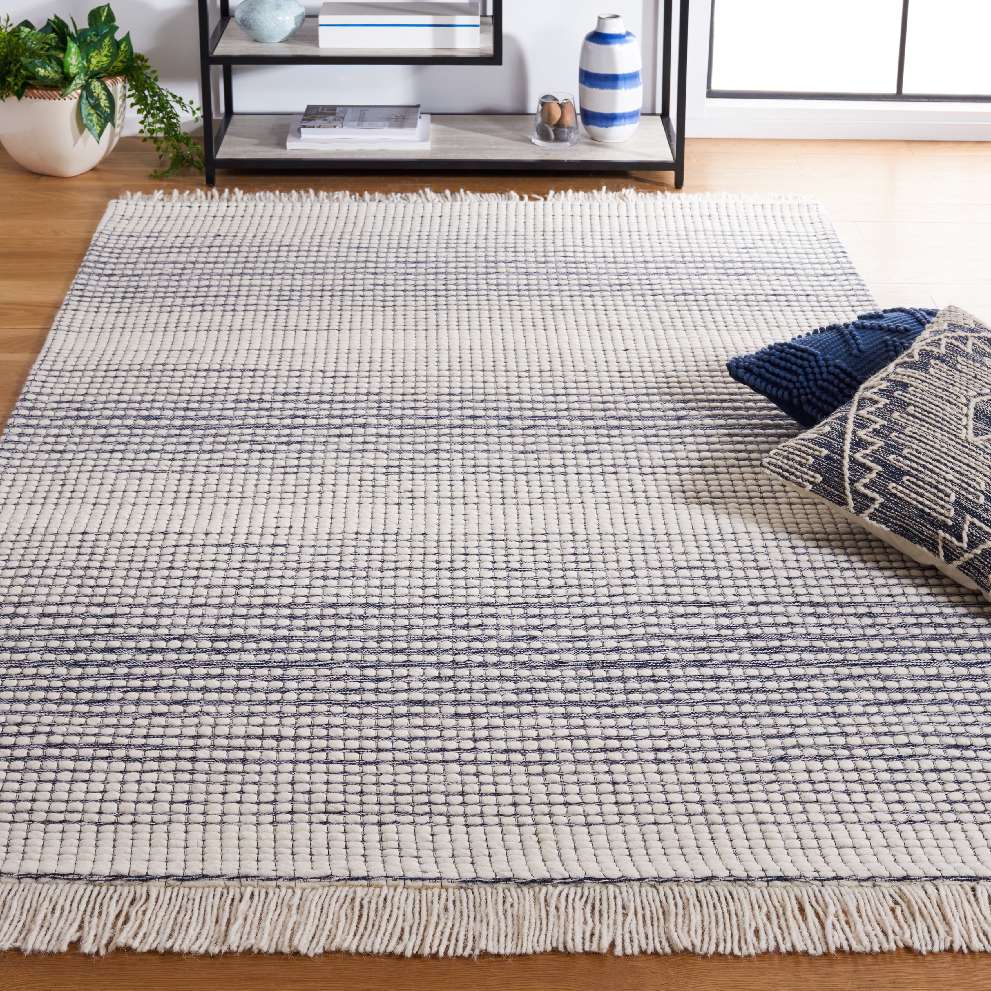 SAFAVIEH Marbella Peronal Distressed Area Rug, Ivory/Navy, 4' x 6'