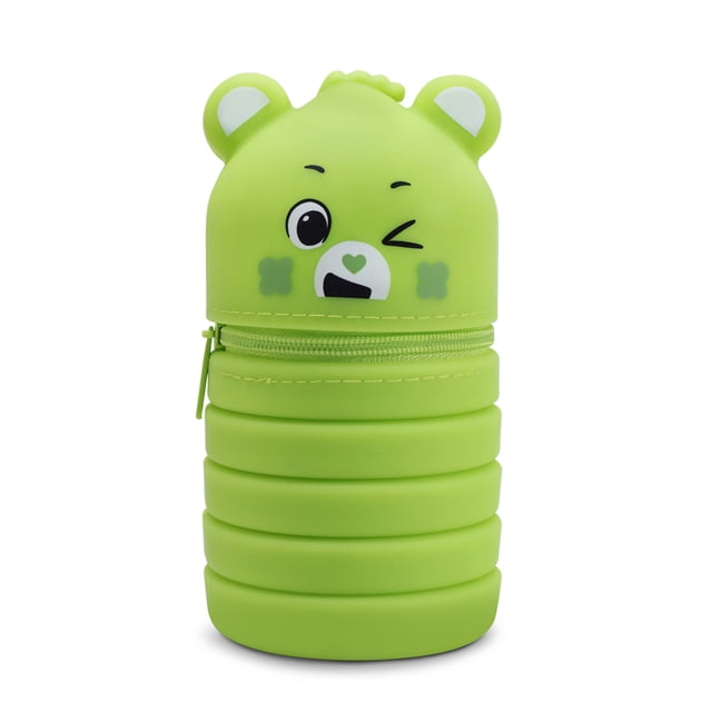 lapicera ositos cariñositos verde de silicona estuche escolar andromeda inc, estuche cilíndrico verde con cabeza de osito 3D frontal, silicona suave al tacto, cierre de cremallera en la parte superior y cuerpo extensible en anillos apilados para más espacio; ideal para lápices, plumas y borradores y a menudo usado como organizador de pequeños accesorios al viajar.