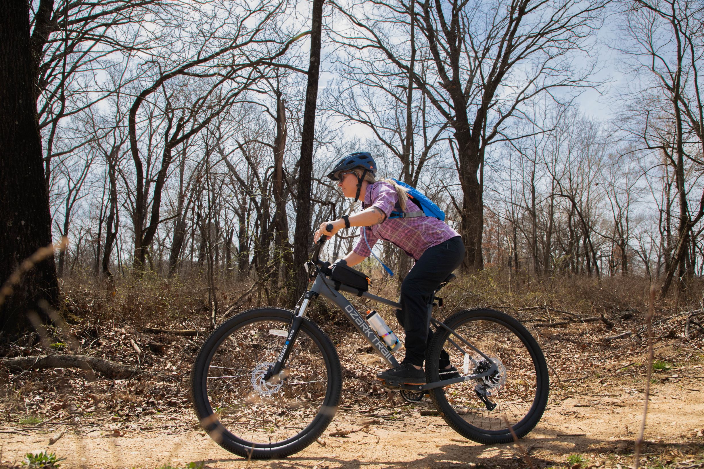 Bicicleta de Montaña Ozark Trail Ridge de 29 pulgadas, Marco Grande de 19 pulgadas, Gris, Para Ciclistas de 5 pies 9 pulgadas a 6 pies 2 pulgadas o más, Adulto Unisex 2