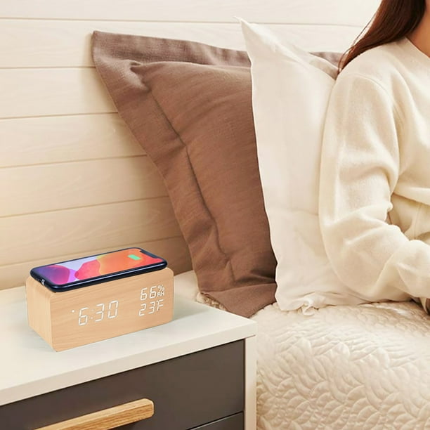 Reloj despertador digital con carga inalámbrica, monitor digital de temperatura y humedad, tres alarmas, alarma con función de repetición, reloj electrónico
