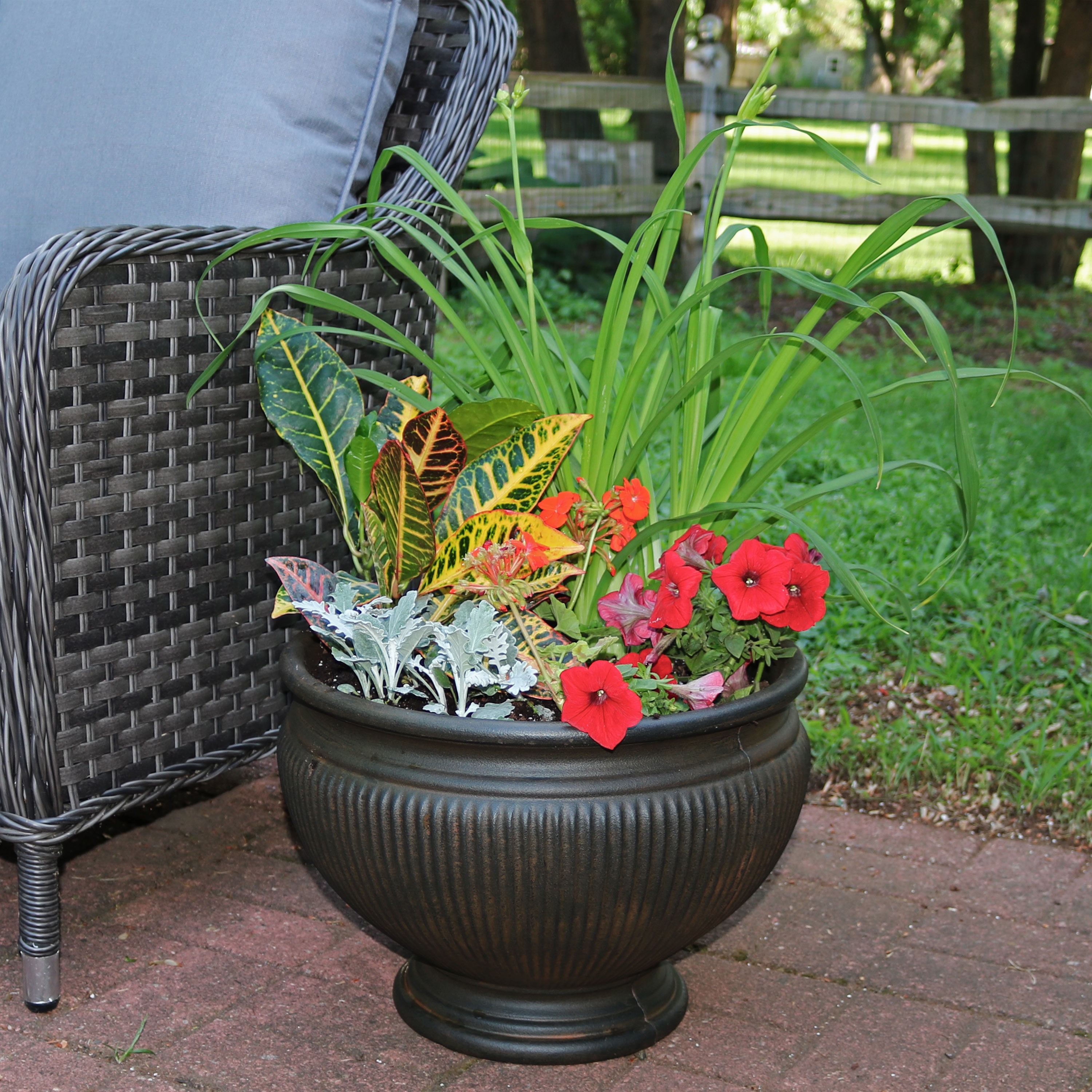 Sunnydaze Elizabeth Ribbed Urn Flower Pot Planter Outdoor Indoor Sunnydaze Elizabeth Ribbed Urn Flower Pot Planter Outdoor Indoor Extra Durable Double Walled Polyresin Uv Resistant Rust Finish Single 16 Inch Diameter