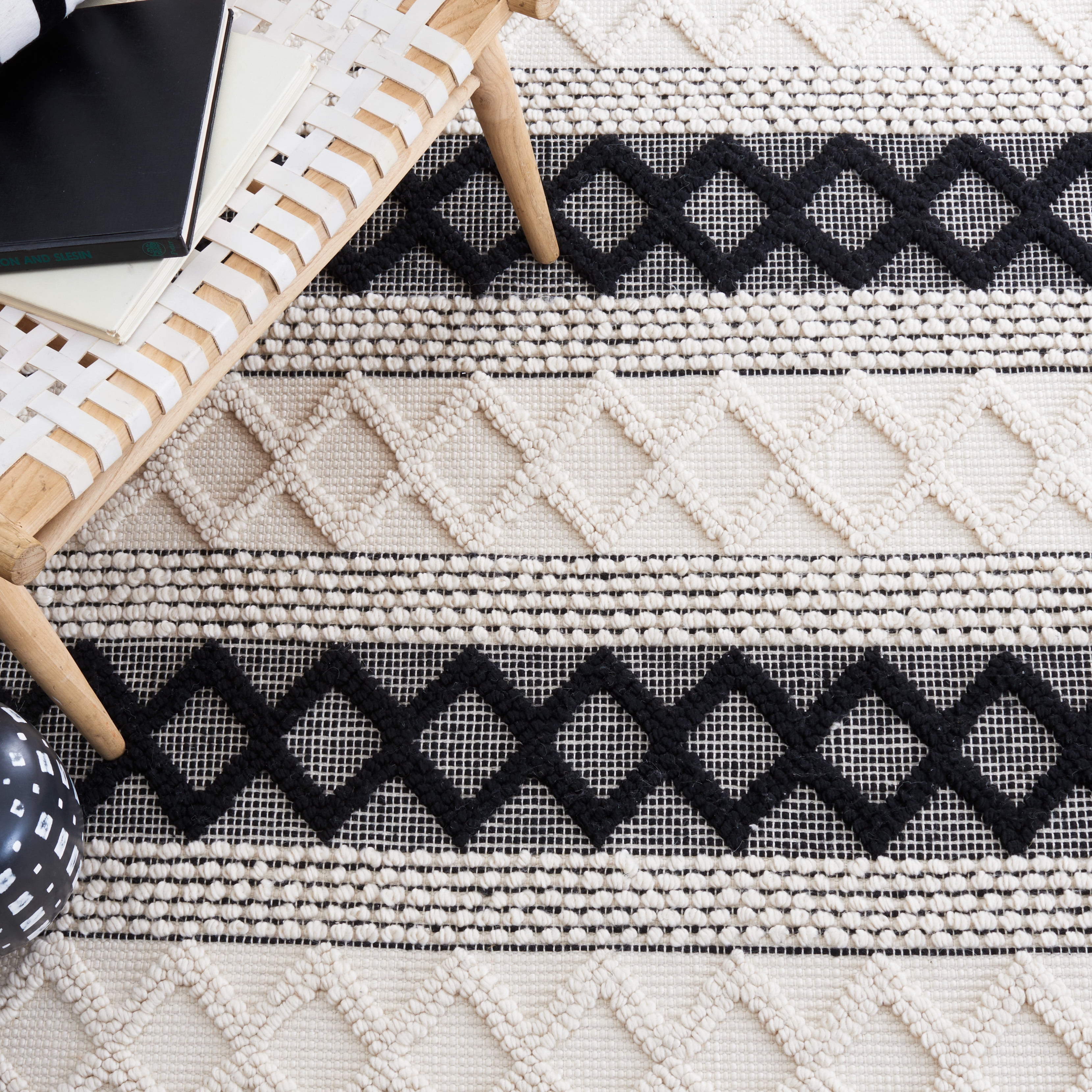 SAFAVIEH Natura Ronni Geometric Striped Area Rug, Ivory/Black, 5' x 8'