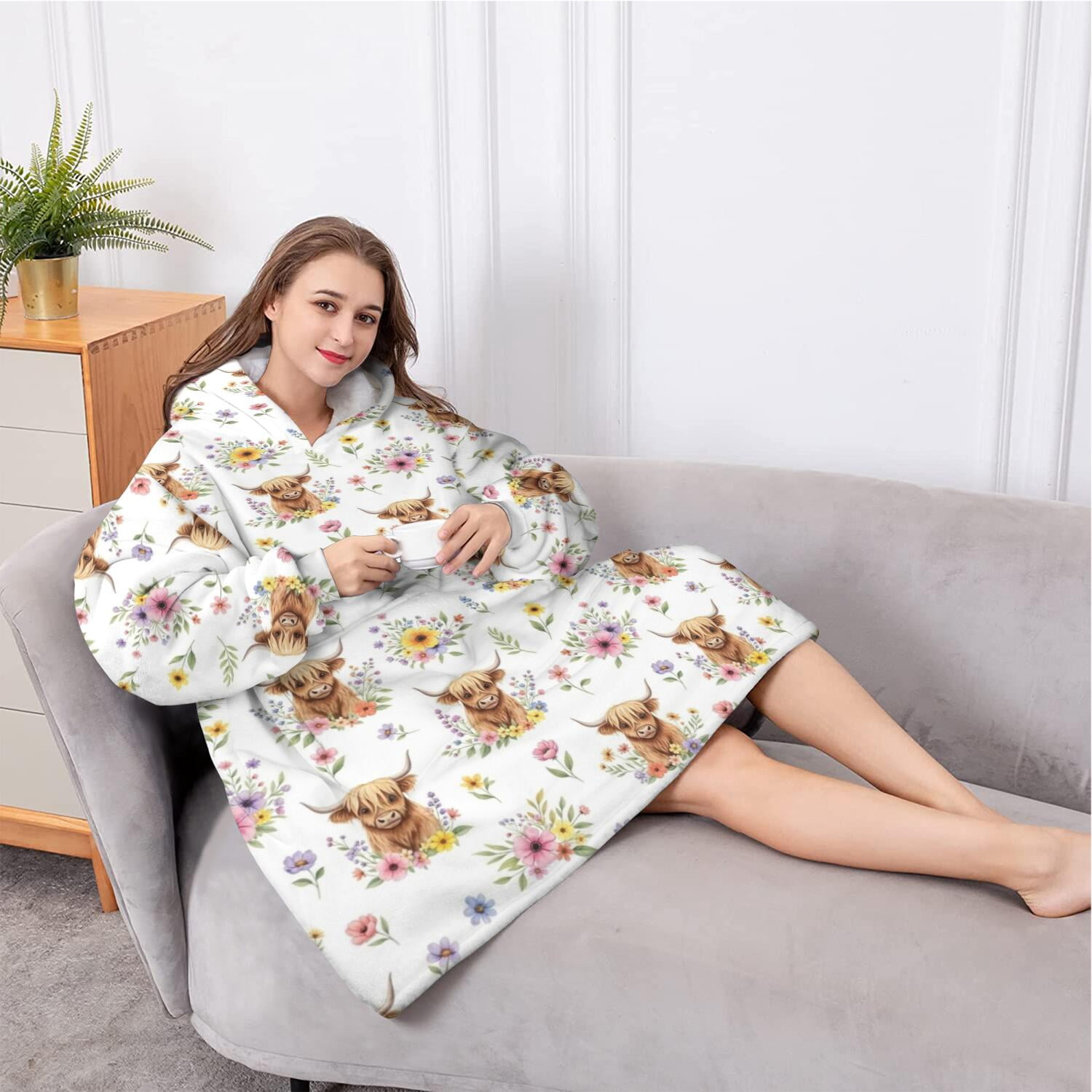 Oversized Wearable Blanket Hoodie,White Highland Cow Flower Pattern Sherpa Blanket Hoodie with Super Pockets,Super Warm Fuzzy Pullover for Women & Men