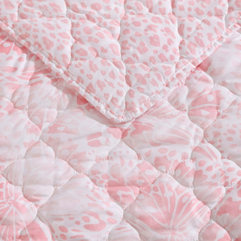 Betsey Johnson - Juego de edredón King, ropa de cama reversible de microfibra cepillada con fundas a juego, decoración del hogar con costuras de diamante (rosa floral con bandas, King