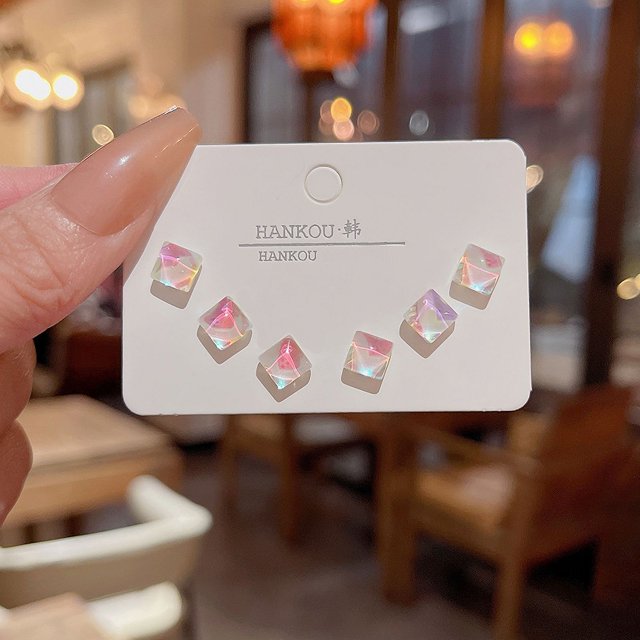 S925 Aguja de plata Exquisito traje de oreja de circón Pequeño pendiente de botón Ligero de lujo Nicho Todo fósforo Elegantes pendientes de perlas Pendientes de mujer