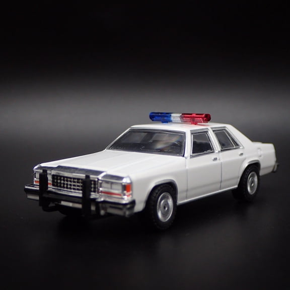 Open Box 1980-1991 FORD LTD CROWN VICTORIA POLICE WHITE 1:64 SCALE DIORAMA MODEL CAR