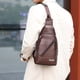 thumbnail image 4 of Bandolera de cuero para hombre - Bolsa impermeable para el pecho con puerto USB y bolsillo antirrobo - Café o caqui - 30x17x5cm, 4 of 7