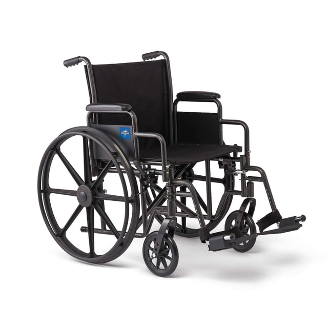 Cómoda silla de ruedas plegable Medline con brazos abatibles de altura de escritorio y reposapiés abatibles, asiento de 50 cm de ancho x 40 cm de profundidad.