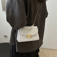 thumbnail image 1 of Cartera acolchada para mujer, tipo clutch, tipo bandolera, pequeña, de piel, con correa de cadena., 1 of 6