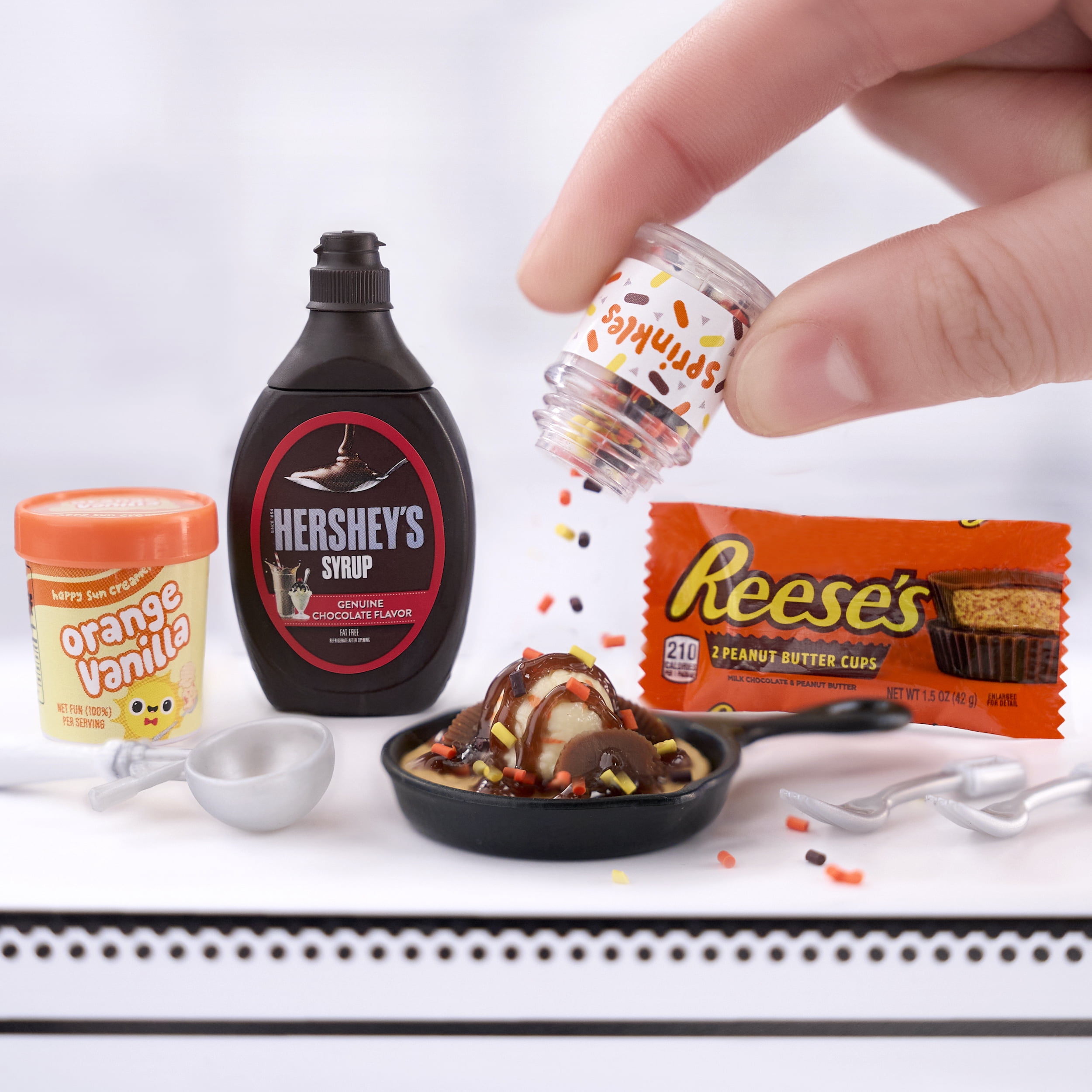 ミニバース ミニチュア HERSHEY ハーシーズ　メイキングトイ MGA's Miniverse Make It Mini Food Hershey Multi-Pack, 30 Pieces
