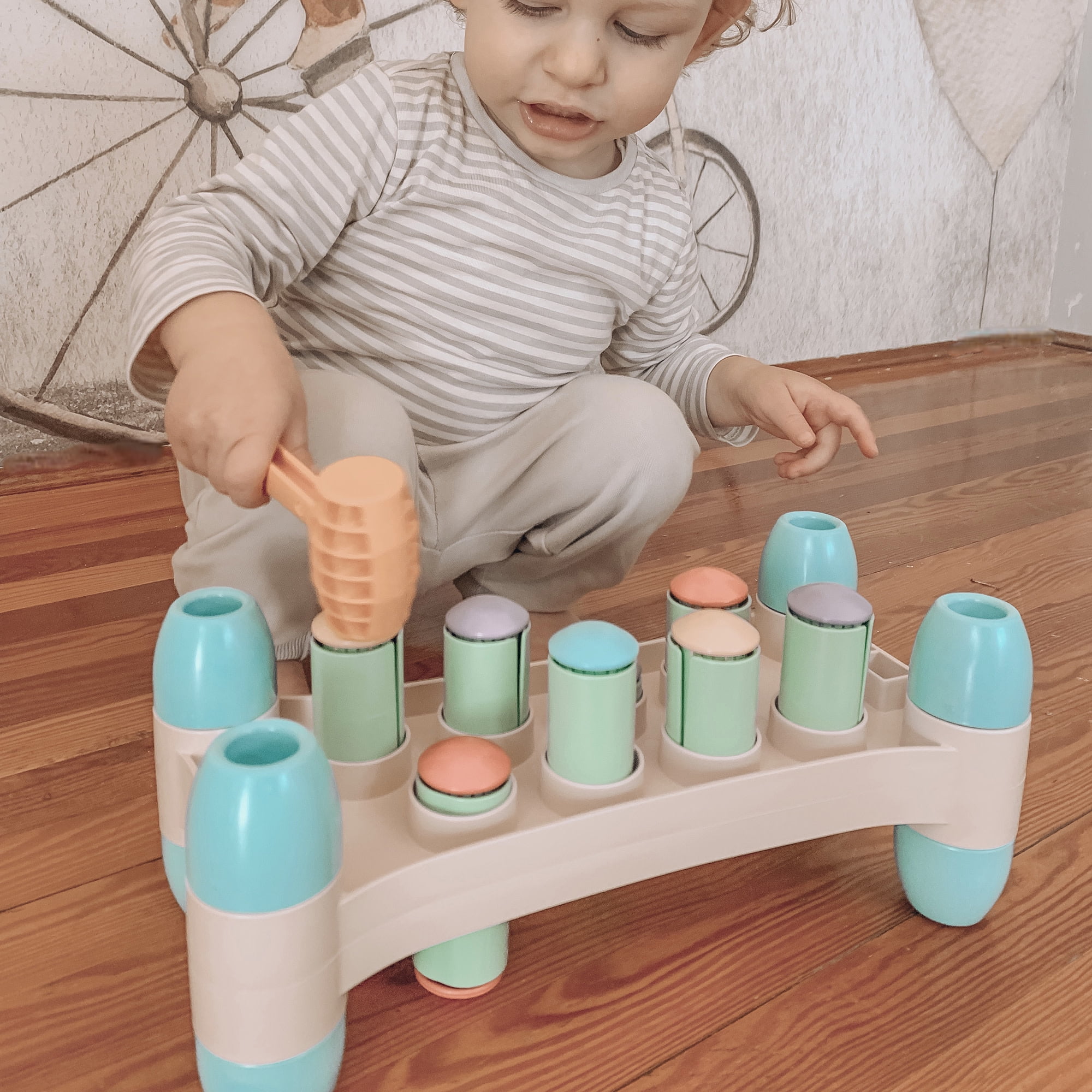 Quercetti: PlayEco+ Hammer Peggy - Classic Peg Pounding Bench Toy, Interactive & Colorful Board, Preschool Cause-Effect Play, Toddler & Kids 18mo+