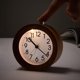 thumbnail image 3 of Reloj despertador redondo de madera con números arábigos, silencioso, retroiluminado, funciona con pilas, naturaleza, 3 of 4