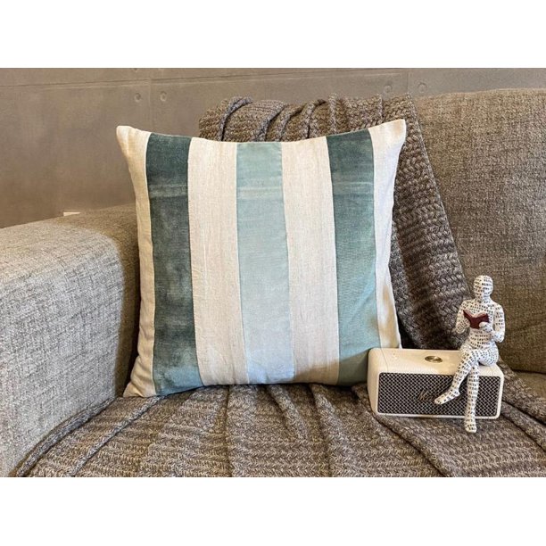 Funda de cojín decorativa HomeCentric azul de 55 x 55 cm (22 x 22 pulgadas). Fundas de cojín de terciopelo a rayas y lino para sofás y sillones, estilo patchwork moderno - Velvet Band Ice