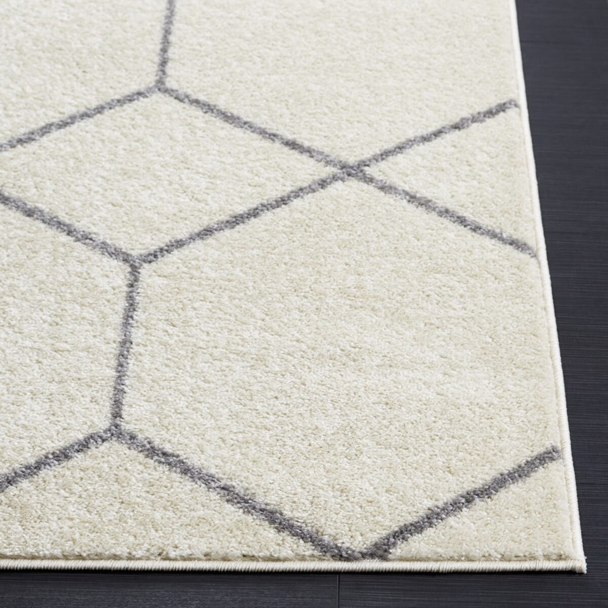 SAFAVIEH Tulum Carmella Geometric Area Rug, 5'5" x 7'7", Ivory/Grey