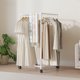 thumbnail image 4 of Perchero giratorio de 4 lados, organizador de ropa móvil con ruedas, tendedero interior para casa, dormitorio, lavandería, solución de almacenamiento de ropa que ahorra espacio., 4 of 6