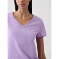 thumbnail image 3 of Camiseta GAP con cuello en V favorita para mujer, color ciruela, talla XS, 3 of 4