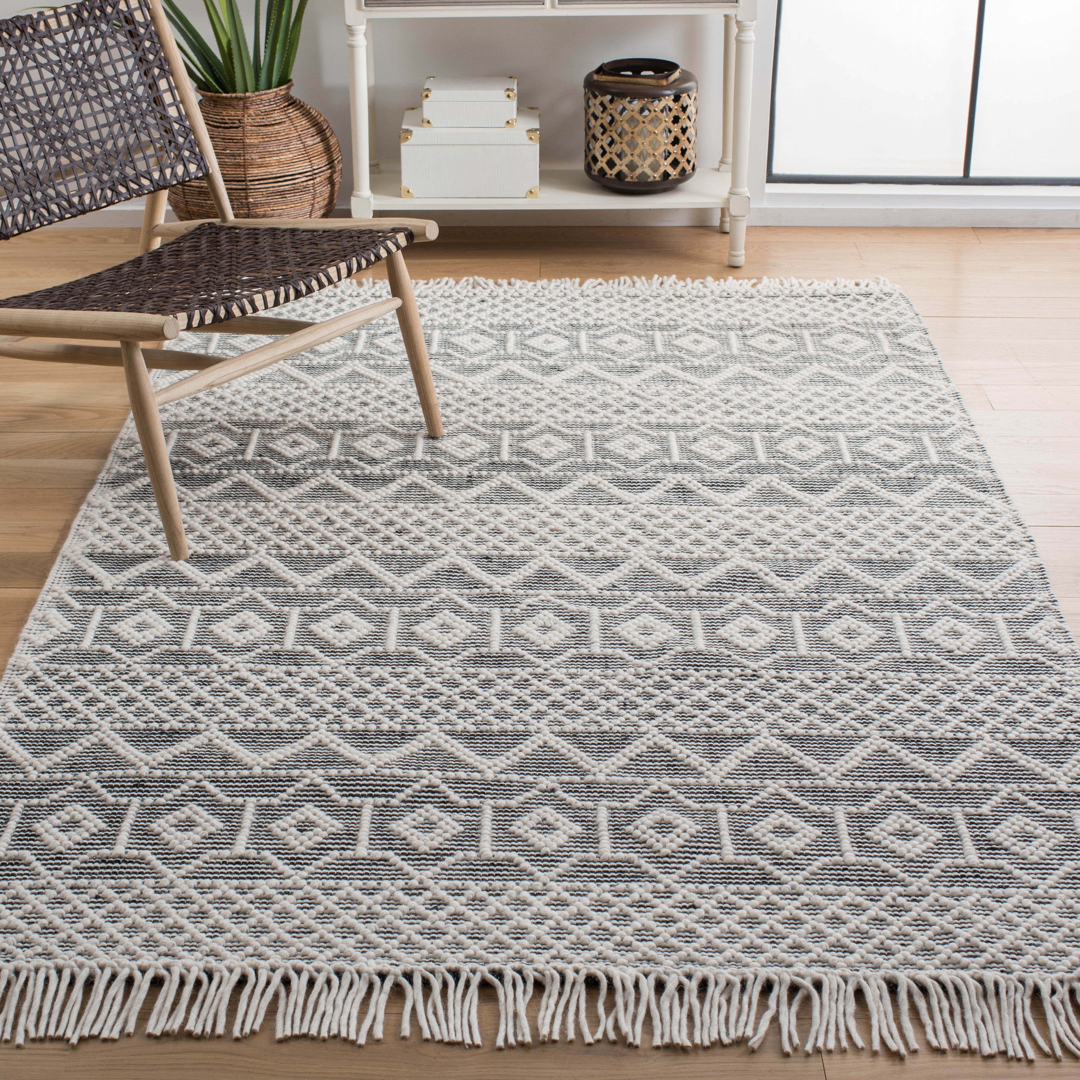 SAFAVIEH Natura Clyde Geometric Area Rug, Ivory/Black, 6' x 9'