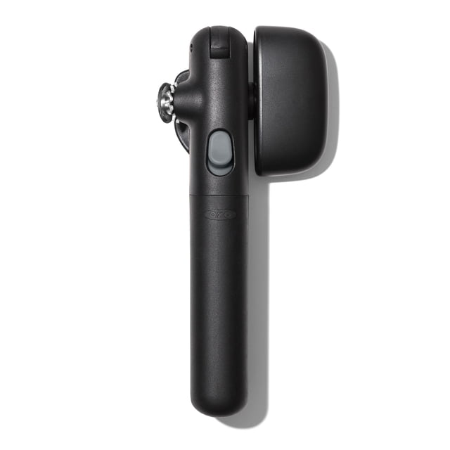 OXO Good Grips Lock & Go - Abrelatas manual con brazos de bloqueo y botón de fácil liberación, utensilio de cocina de mano, utensilio de cocina compacto para uso d