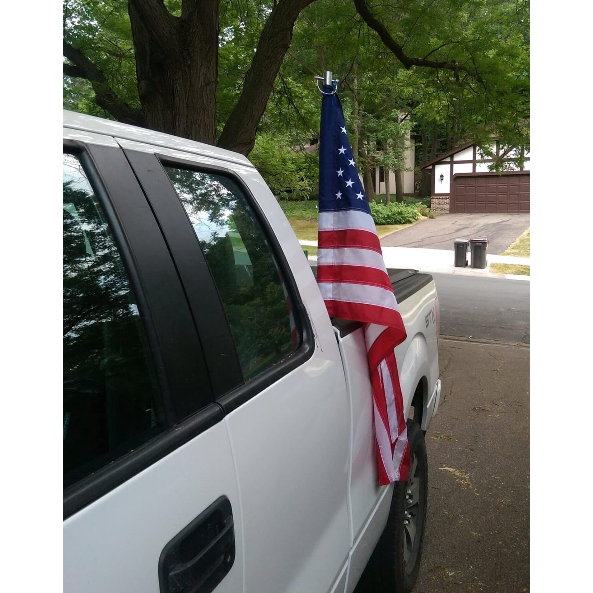 Universal Fit Inside Truck Bed Mount Single Flag Pole Holder (Accept 1.25-Inch Diameter Pole)