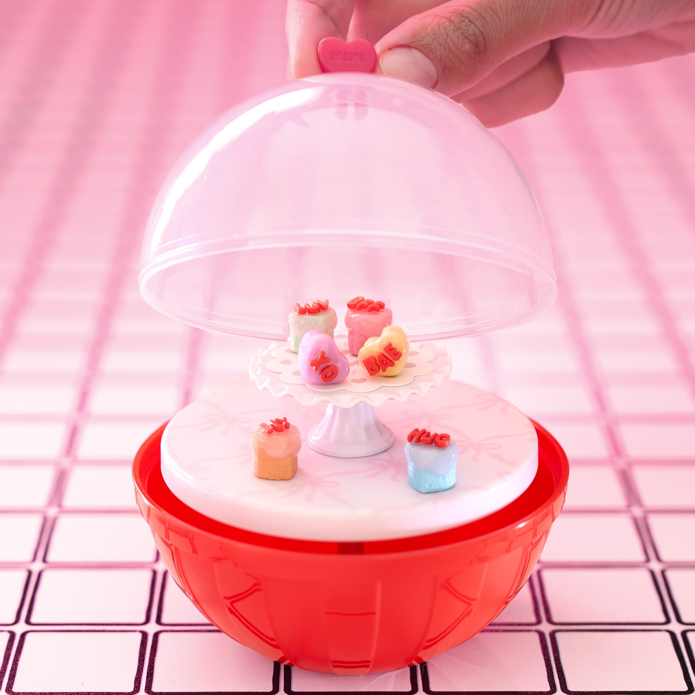 MGAs Miniverse  Make It Mini Valentines Series 2  (图5) MGAs Miniverse  Make It Mini Valentines Series 2  (图5)