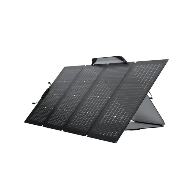 panel solar portátil ecoflow 220w plegable con funda de transporte Vista 3/4 frontal del panel solar portátil EcoFlow 220W plegable en negro, cuatro módulos bifaciales desplegados con soporte autoportante y asa de transporte; superficie de células sobre vidrio templado, lado posterior diseñado para captar luz ambiental, funda de transporte incluida y clasificación IP68 según especificaciones; suele usarse para cargar estaciones de energía portátiles en actividades al aire libre.