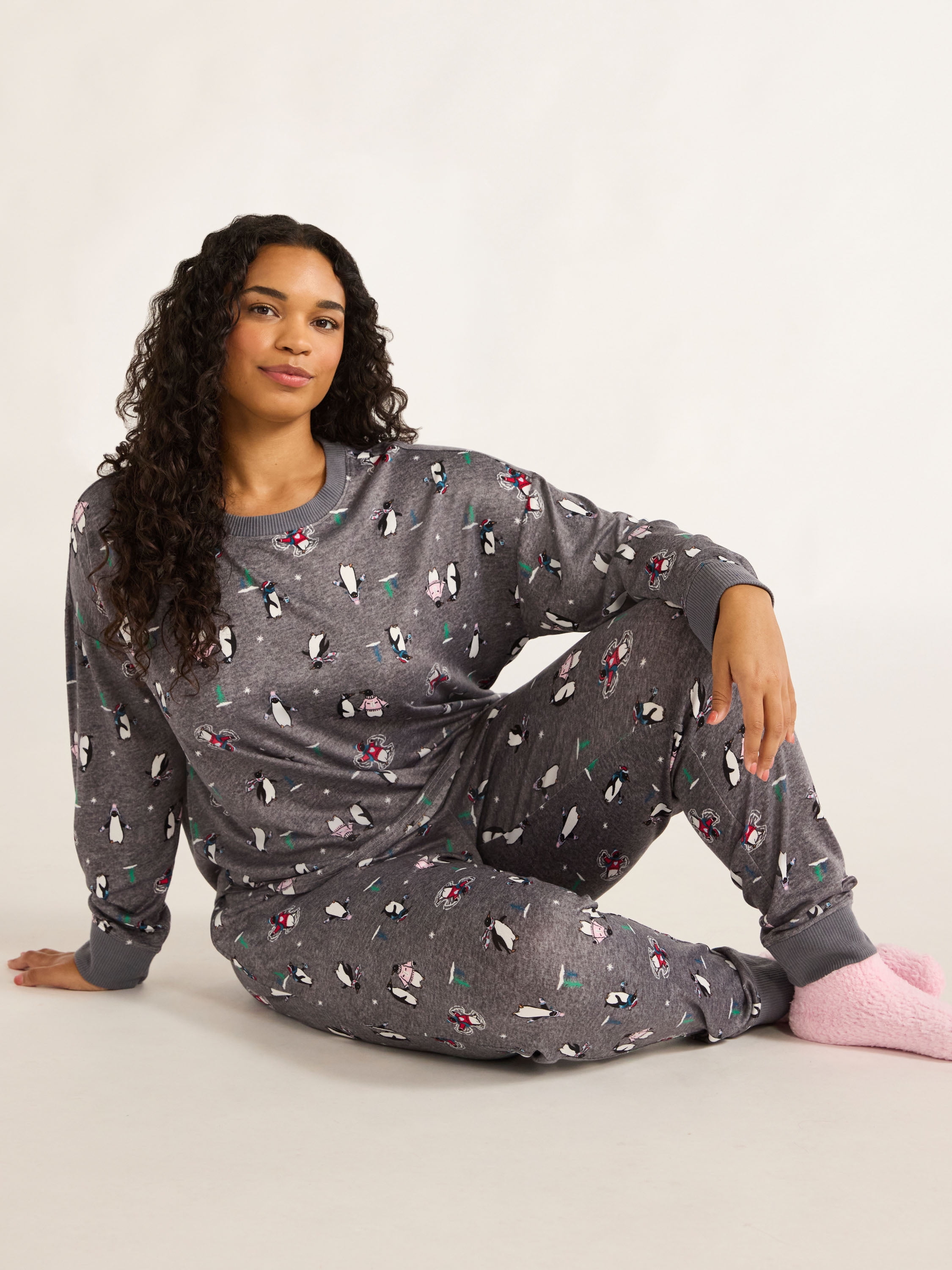 Joyspun Women's Pajama Top, Joggers and Socks Pajama Gift Set, 3-Piece, Sizes S-3X