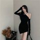 thumbnail image 1 of Vestido negro ajustado con hombros descubiertos para mujer, Vestido corto con cuello Diagonal de moda, con cordones, pliegues sólidos, Primavera, nuevo, 1 of 4