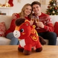 thumbnail image 4 of Encanto cultural: La mascota del Año del Caballo 2026 está diseñada en un estilo tradicional chino, con sillas de montar bordadas y crines de hilo dorado, que encarnan el estilo de las pinturas de cab, 4 of 7