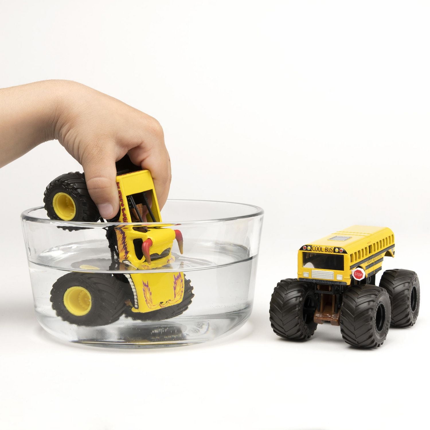 Monster Jam, camions monstres moulés sous pression officiels El Toro Loco contre l'enseignement supérieur, échelle 1:64