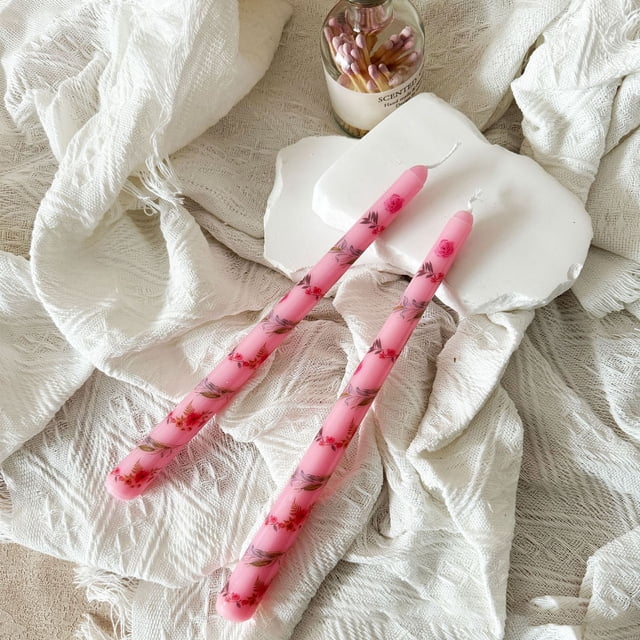 AHMT Bougies Coniques de 10 Pouces, 2 Pcs, avec Imprimé de Roses Rouges, Bougies à Longue Combustion Non Parfumées et Sans Fumée, Grands Chandeliers avec Mèches en Coton, Idéal pour Mariages, Déco Maison (1-Rose Vif)